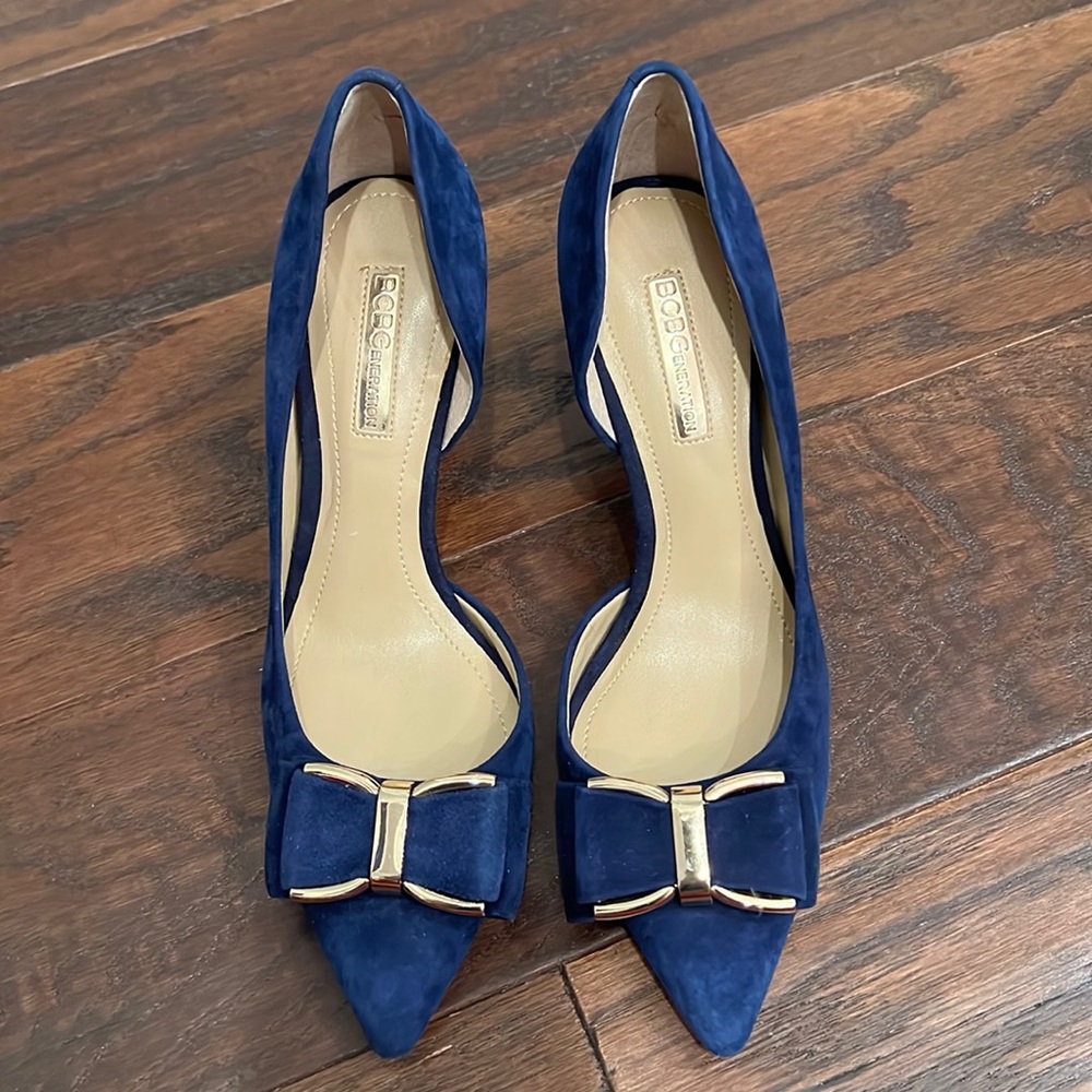 Brand New BCBG Navy Suede Pumps with gold medal bow, size 5